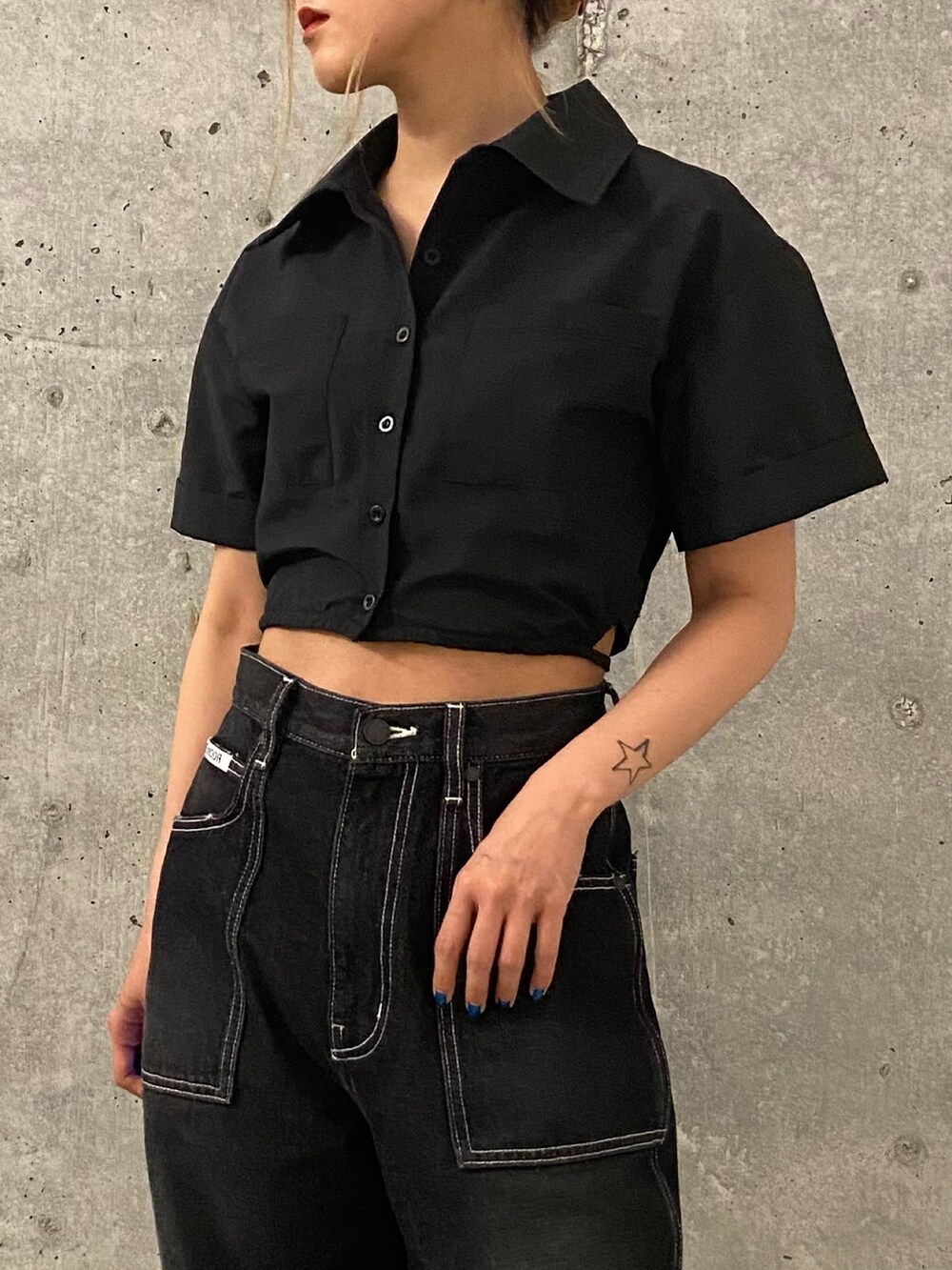 ブラック系のシャツ/ブラウス、ブラック系のデニムパンツ、ブラック系のサンダルを着用したレディースの夏コーディネートの4枚目の写真