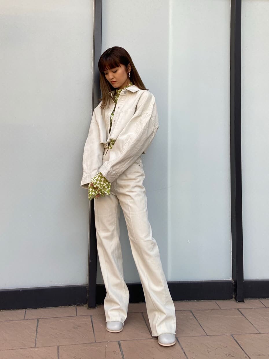 ホワイト系のデニムジャケット、グレー系のブーツ、その他のTシャツ/カットソーを着用したレディースの春コーディネートの2枚目の写真