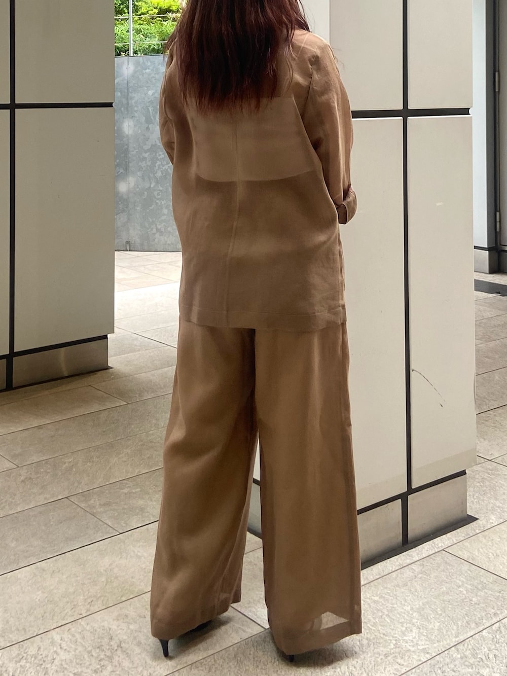 ブラウン系のその他パンツ、ブラック系のサンダル、ホワイト系のキャミソールを着用したレディースの春コーディネートの4枚目の写真