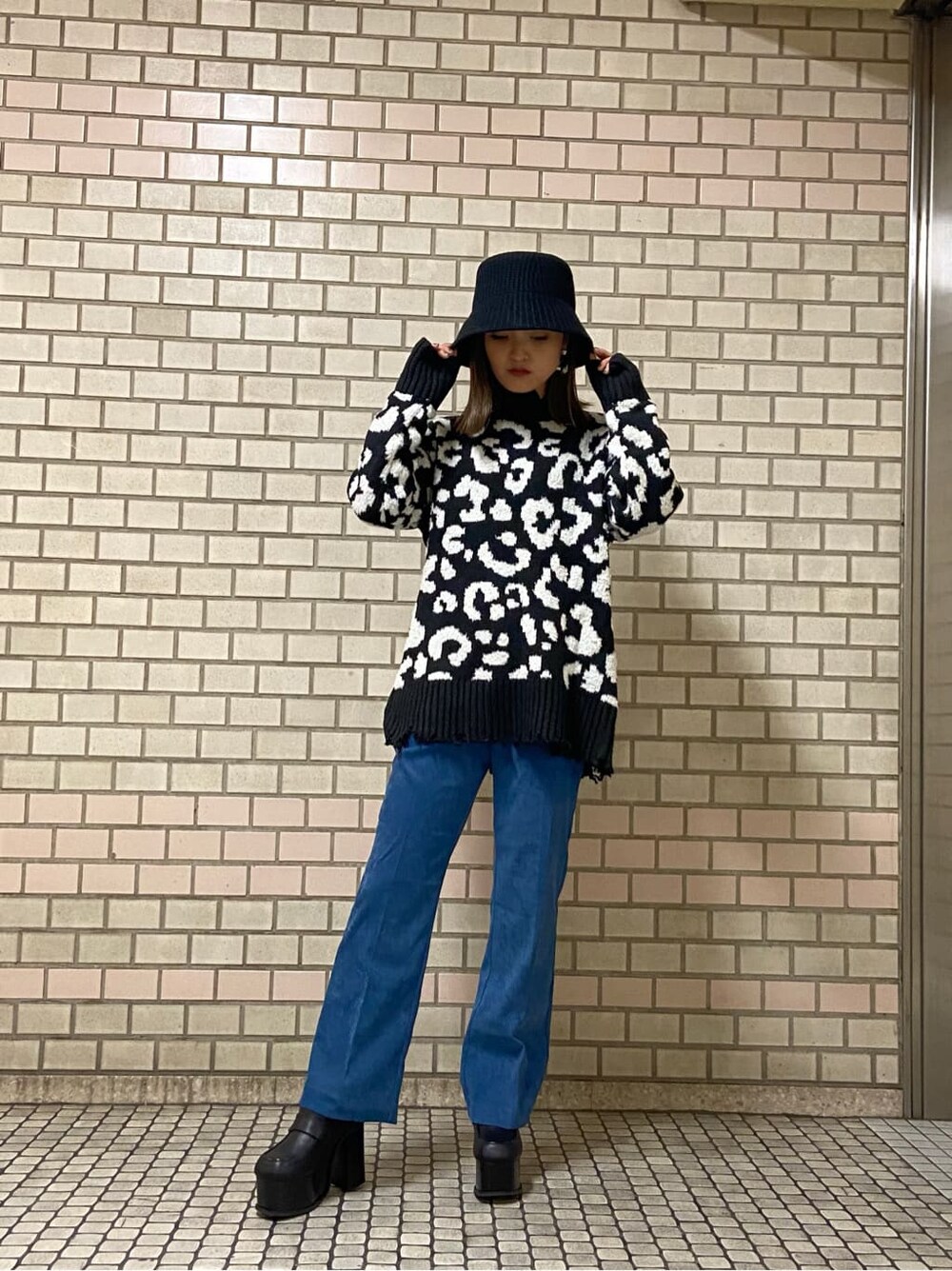 ブルー系のその他パンツ、ブラック系のニット/セーター、ブラック系のローファーを着用したレディースの冬コーディネートの4枚目の写真