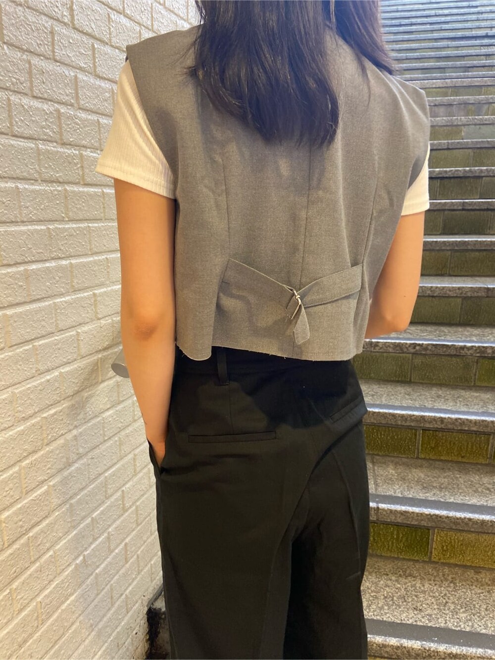 ブラック系のサンダル、ブラック系のその他パンツ、グレー系のテーラードジャケットを着用したレディースの夏コーディネートの5枚目の写真