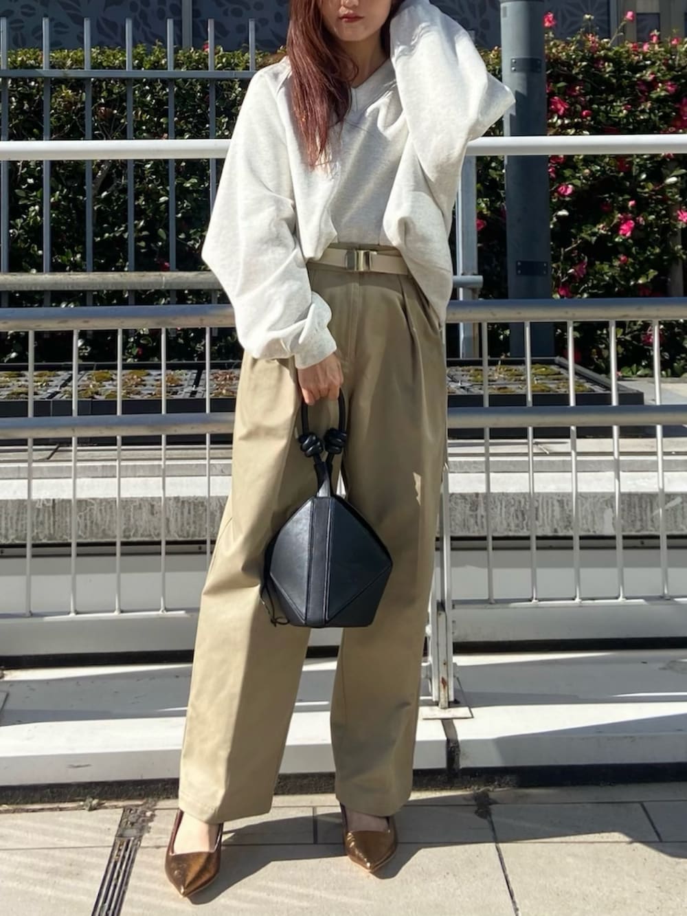 ホワイト系のTシャツ/カットソー、ベージュ系のその他パンツ、その他のパンプスを着用したレディースの冬コーディネートの2枚目の写真