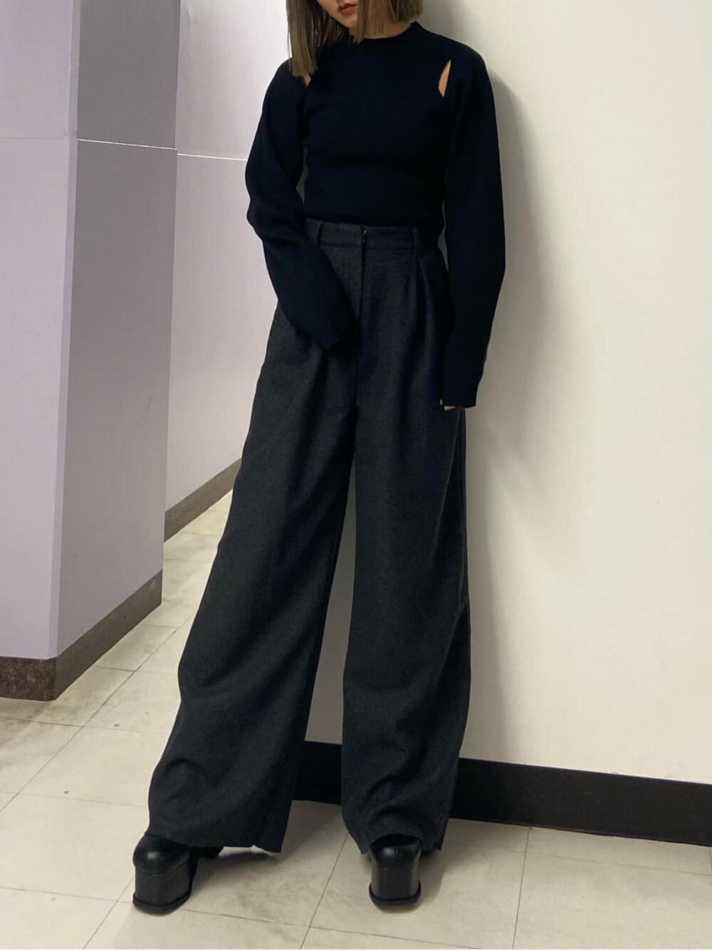 グレー系のその他パンツ、ブラック系のブーツ、ブラック系のニット/セーターを着用したレディースの秋コーディネートの5枚目の写真