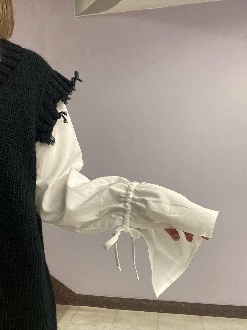 ブラック系のブーツ、ホワイト系のシャツ/ブラウス、ブラック系のスカートを着用したレディースの秋コーディネートの6枚目の写真