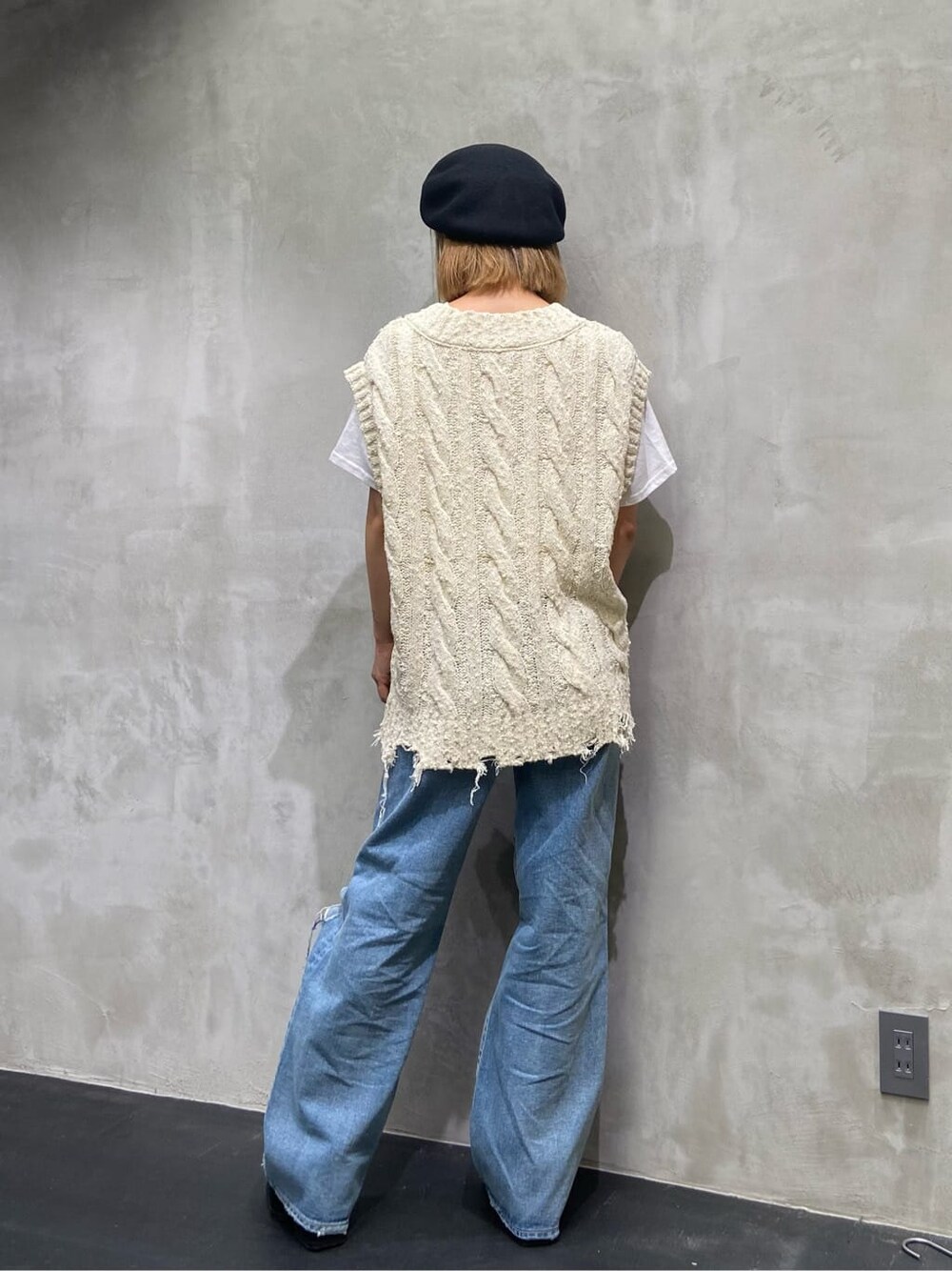 ブルー系のデニムパンツ、ホワイト系のベスト、ホワイト系のTシャツ/カットソーを着用したレディースの夏コーディネートの3枚目の写真