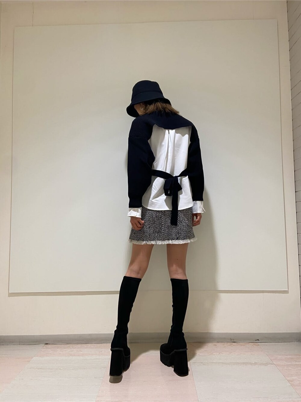 その他のスカート、ブラック系のブーツ、ブラック系のニット/セーターを着用したレディースの冬コーディネートの2枚目の写真