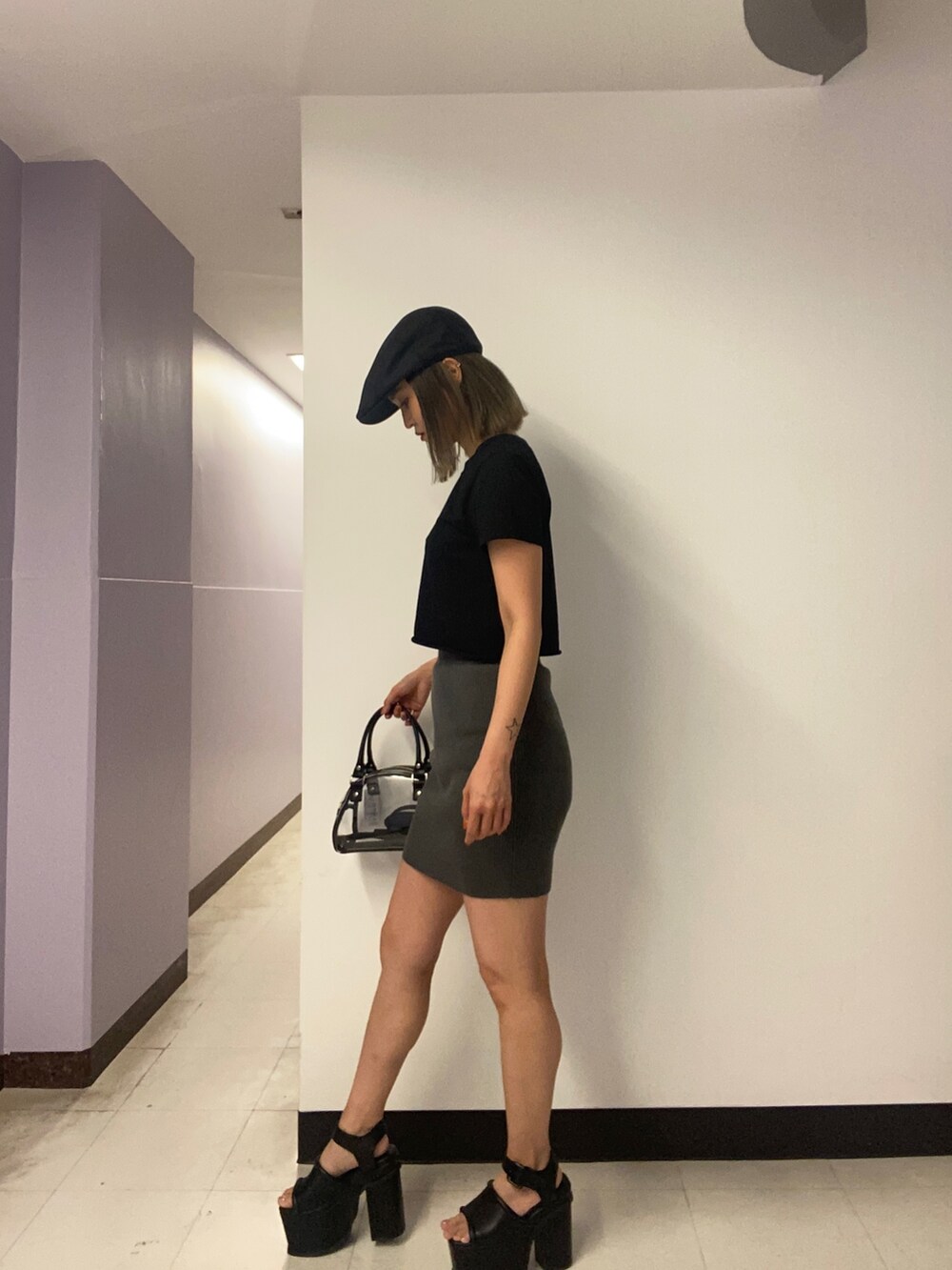 ブラック系のTシャツ/カットソー、グレー系のスカート、その他のハンドバッグを着用したレディースの春コーディネートの3枚目の写真