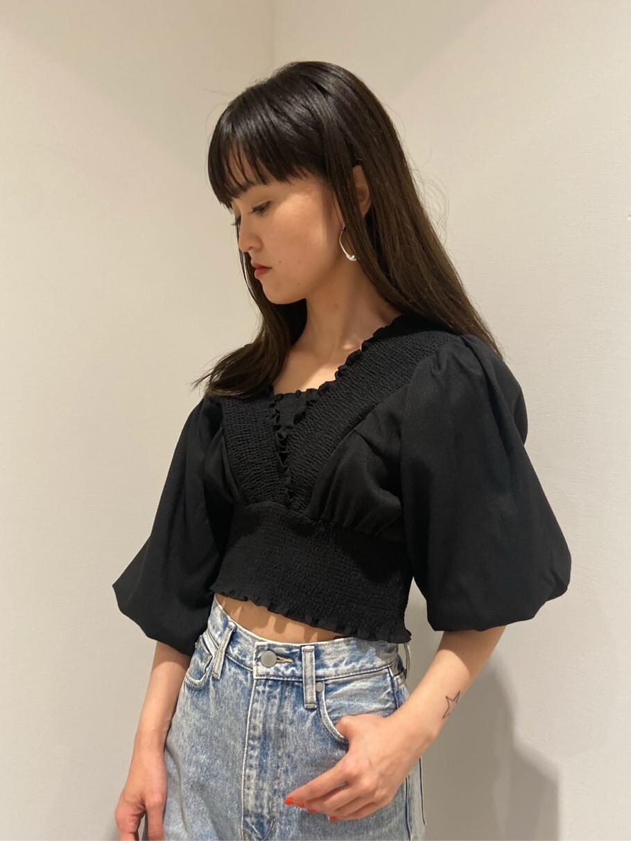 ブラック系のシャツ/ブラウス、ブラック系のサンダル、ブルー系のデニムパンツを着用したレディースの夏コーディネートの4枚目の写真