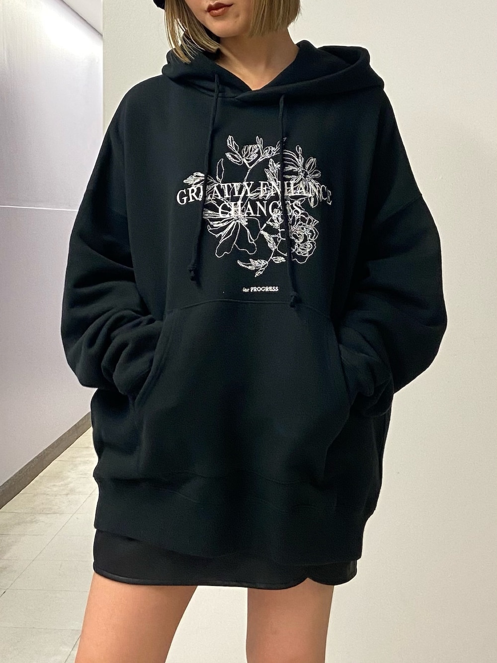 ブラック系のパーカー、その他のスカート、ブラック系のブーツを着用したレディースの秋コーディネートの6枚目の写真