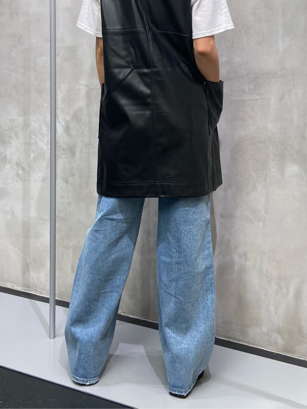 ブラック系のワンピース、ブルー系のデニムパンツ、ホワイト系のTシャツ/カットソーを着用したレディースの夏コーディネートの7枚目の写真