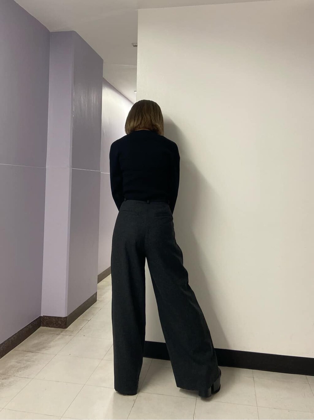 グレー系のその他パンツ、ブラック系のブーツ、ブラック系のニット/セーターを着用したレディースの秋コーディネートの4枚目の写真