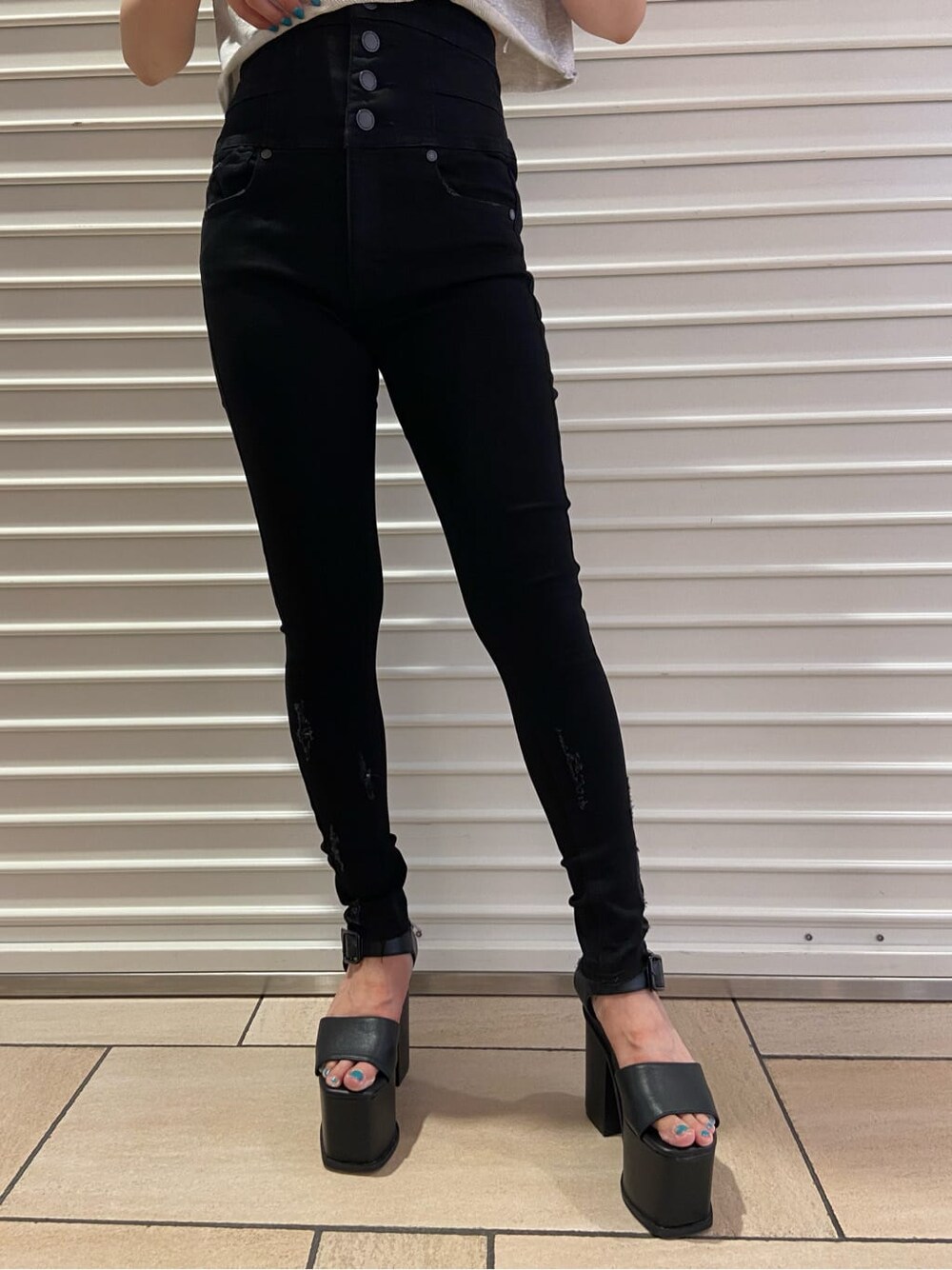 ブラック系のサンダル、ブラック系のデニムパンツ、グレー系のTシャツ/カットソーを着用したレディースの夏コーディネートの7枚目の写真