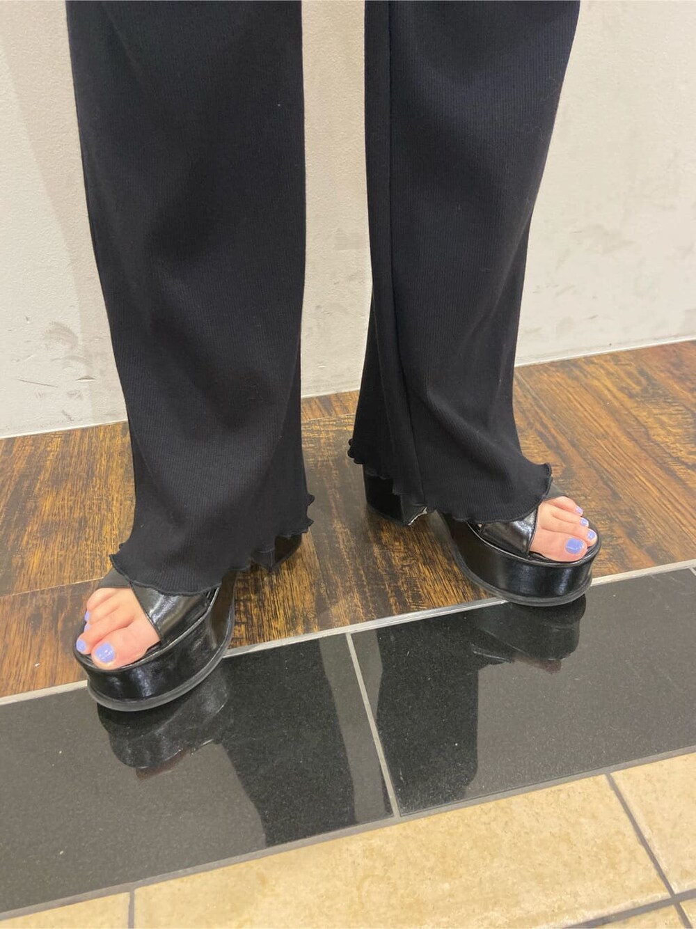 ブラック系のサンダル、ブラック系のその他パンツ、ブラック系のシャツ/ブラウスを着用したレディースの春コーディネートの6枚目の写真