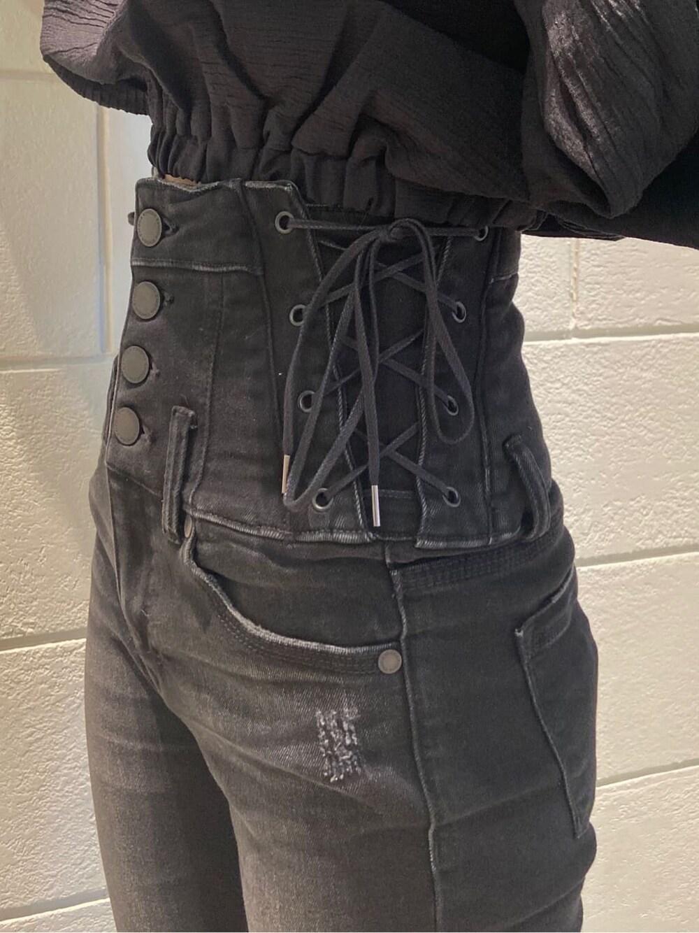 ブラック系のローファー、ブルー系のハンドバッグ、ブラック系のシャツ/ブラウスを着用したレディースの冬コーディネートの7枚目の写真