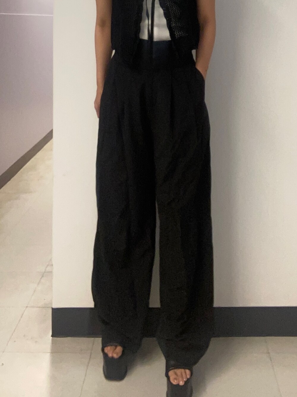 ブラック系のニット/セーター、ホワイト系のニット/セーター、ブラック系のその他パンツを着用したレディースの春コーディネートの5枚目の写真