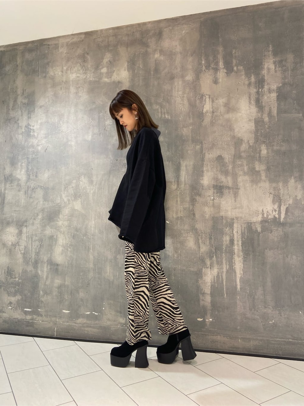 ブラック系のTシャツ/カットソー、ブラック系のブーツ、その他のその他パンツを着用したレディースの冬コーディネートの3枚目の写真