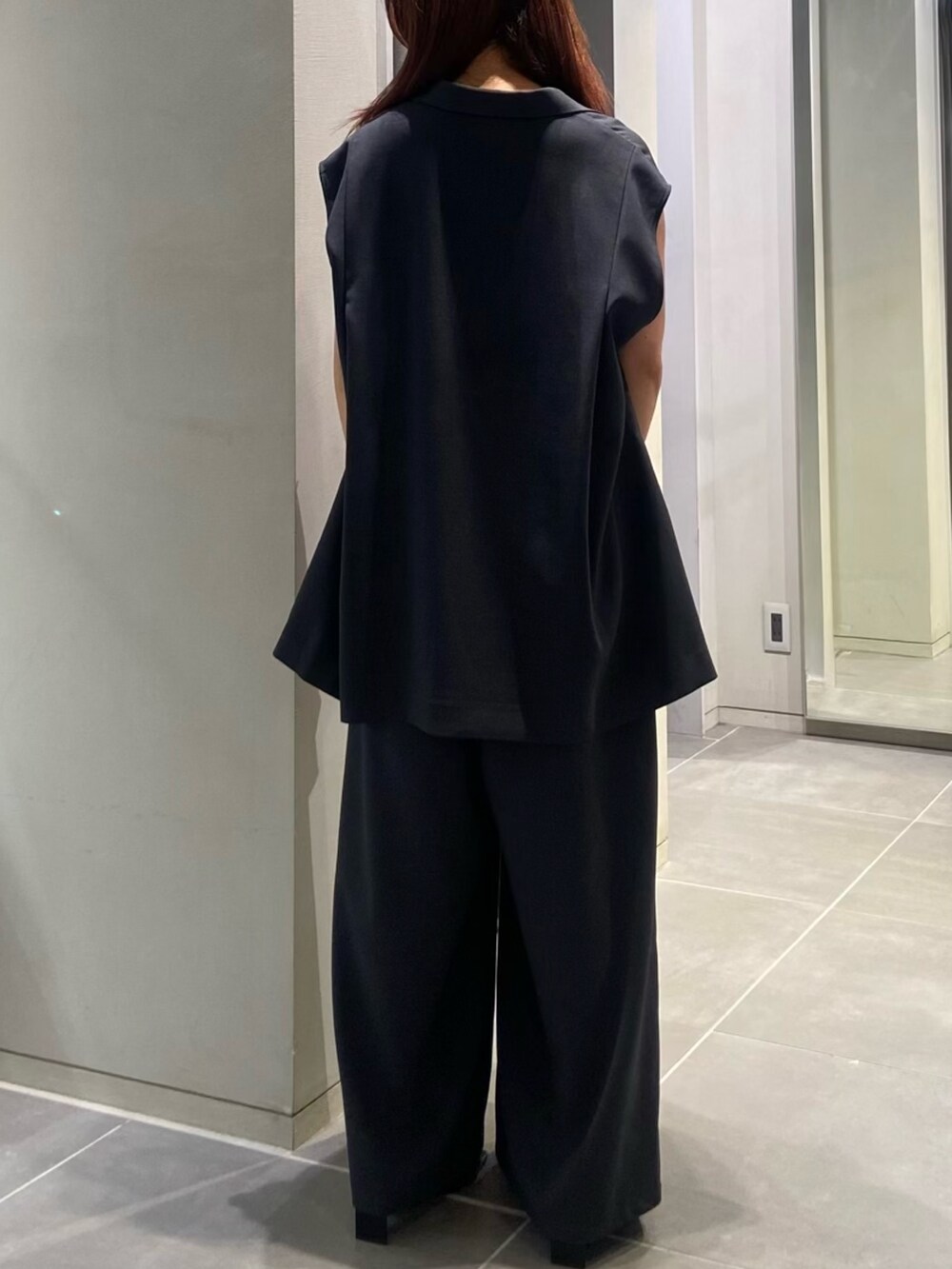 グレー系のテーラードジャケット、グレー系のつなぎ/オールインワン、ブラック系のサンダルを着用したレディースの夏コーディネートの3枚目の写真