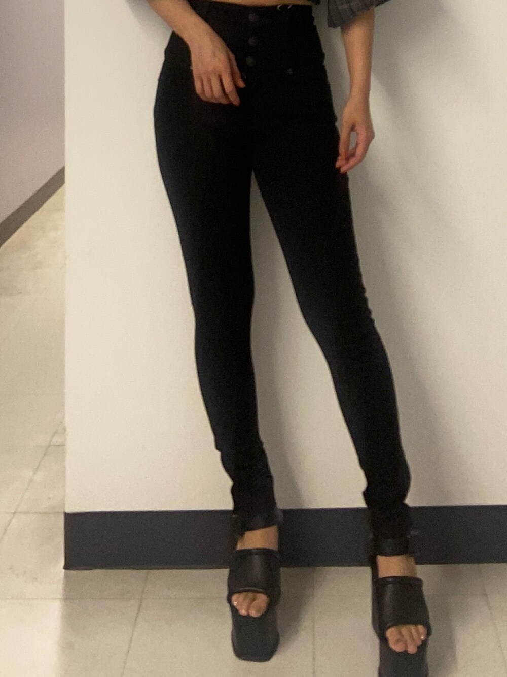 ブラック系のTシャツ/カットソー、ブラック系のデニムパンツ、ブラック系のサンダルを着用したレディースの春コーディネートの7枚目の写真