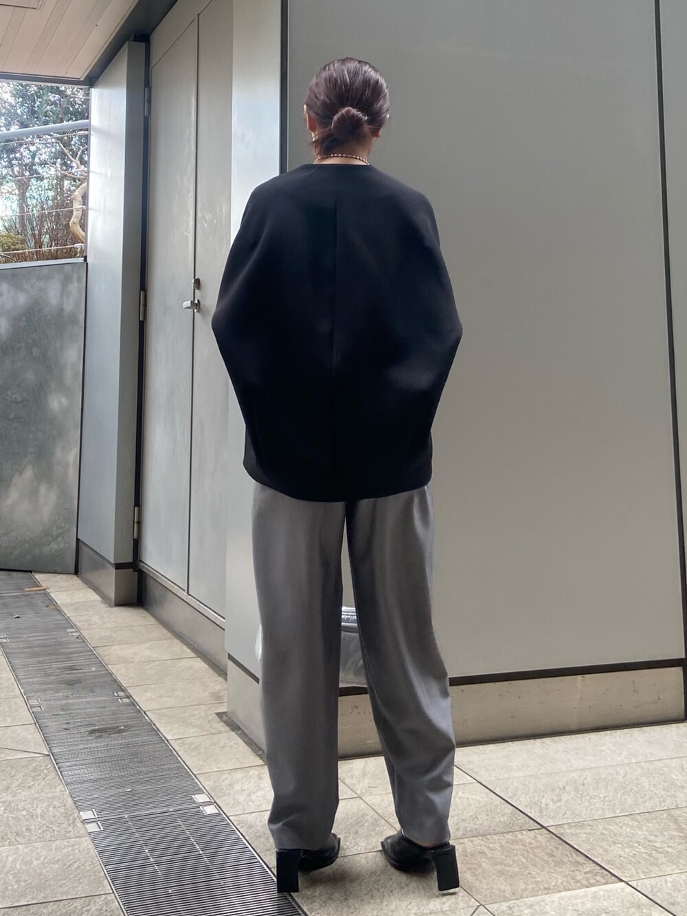 ブラック系のその他アウター、ブラック系のTシャツ/カットソー、グレー系のその他パンツを着用したレディースの冬コーディネートの4枚目の写真