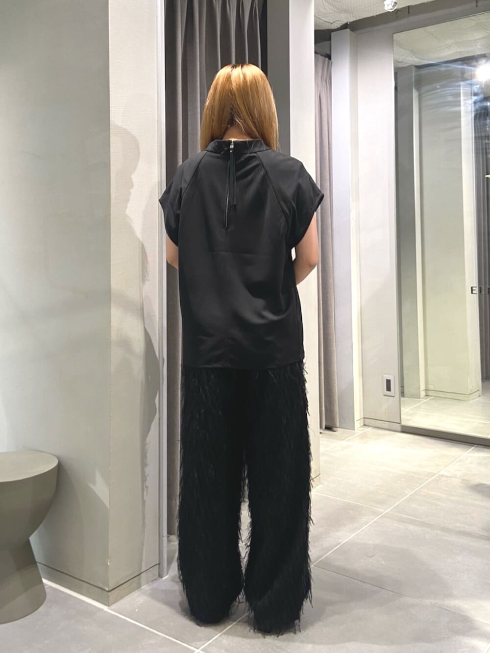 ブラック系のサンダル、ブラック系のTシャツ/カットソー、シルバー系のトートバッグを着用したレディースの夏コーディネートの3枚目の写真