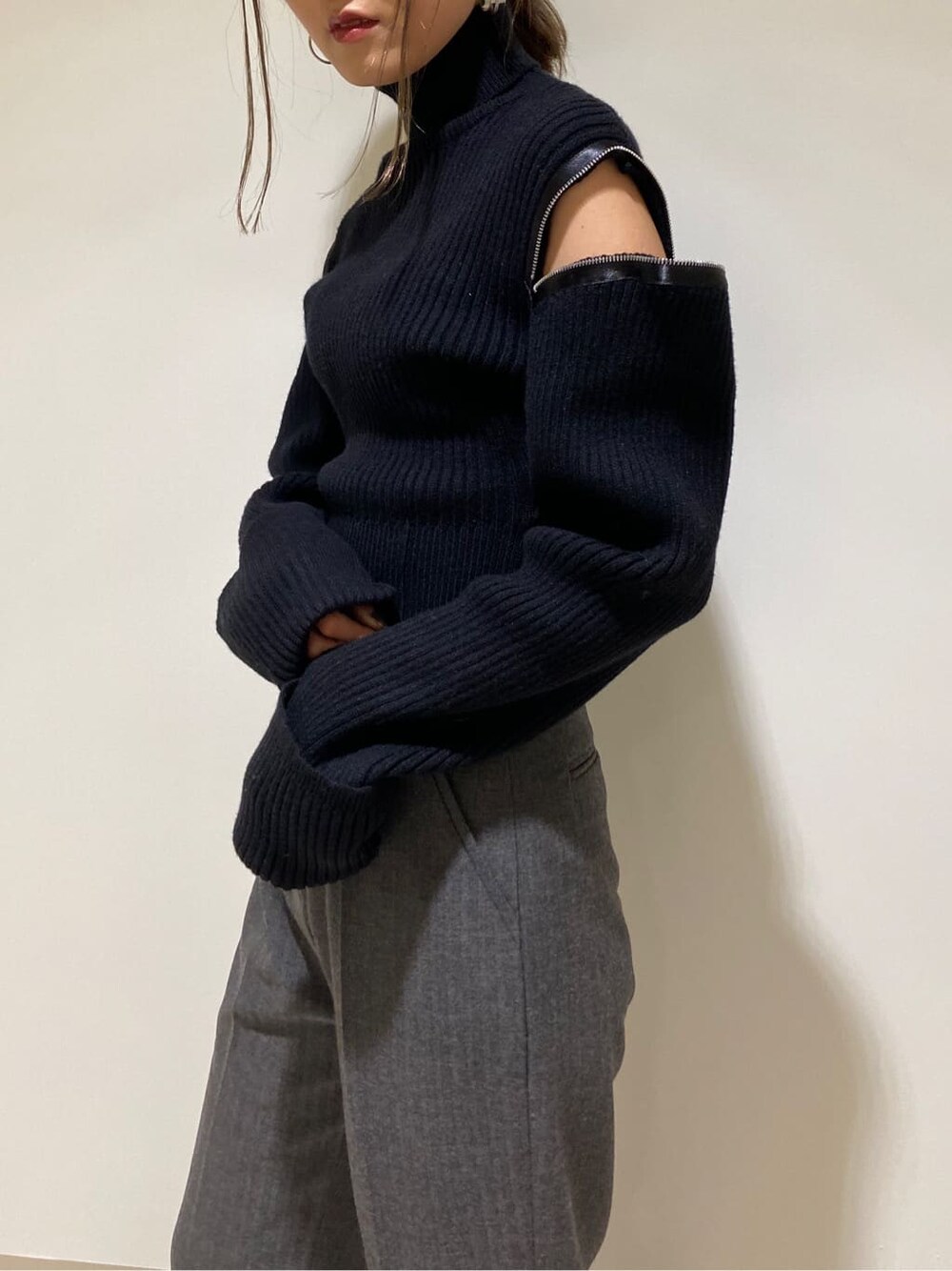 ブラック系のブーツ、グレー系のその他パンツ、ブラック系のニット/セーターを着用したレディースの冬コーディネートの3枚目の写真