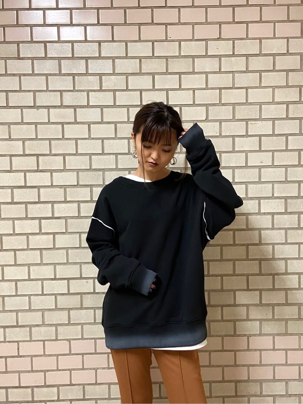 オレンジ系のその他パンツ、ブラック系のローファー、ブラック系のブルゾンを着用したレディースの秋コーディネートの4枚目の写真