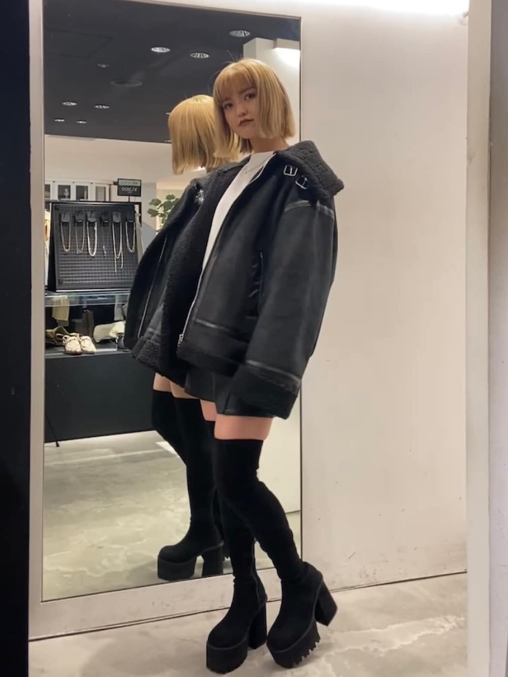 ブラック系のブルゾン、ホワイト系のTシャツ/カットソー、その他のその他パンツを着用したレディースの冬コーディネートの4枚目の写真