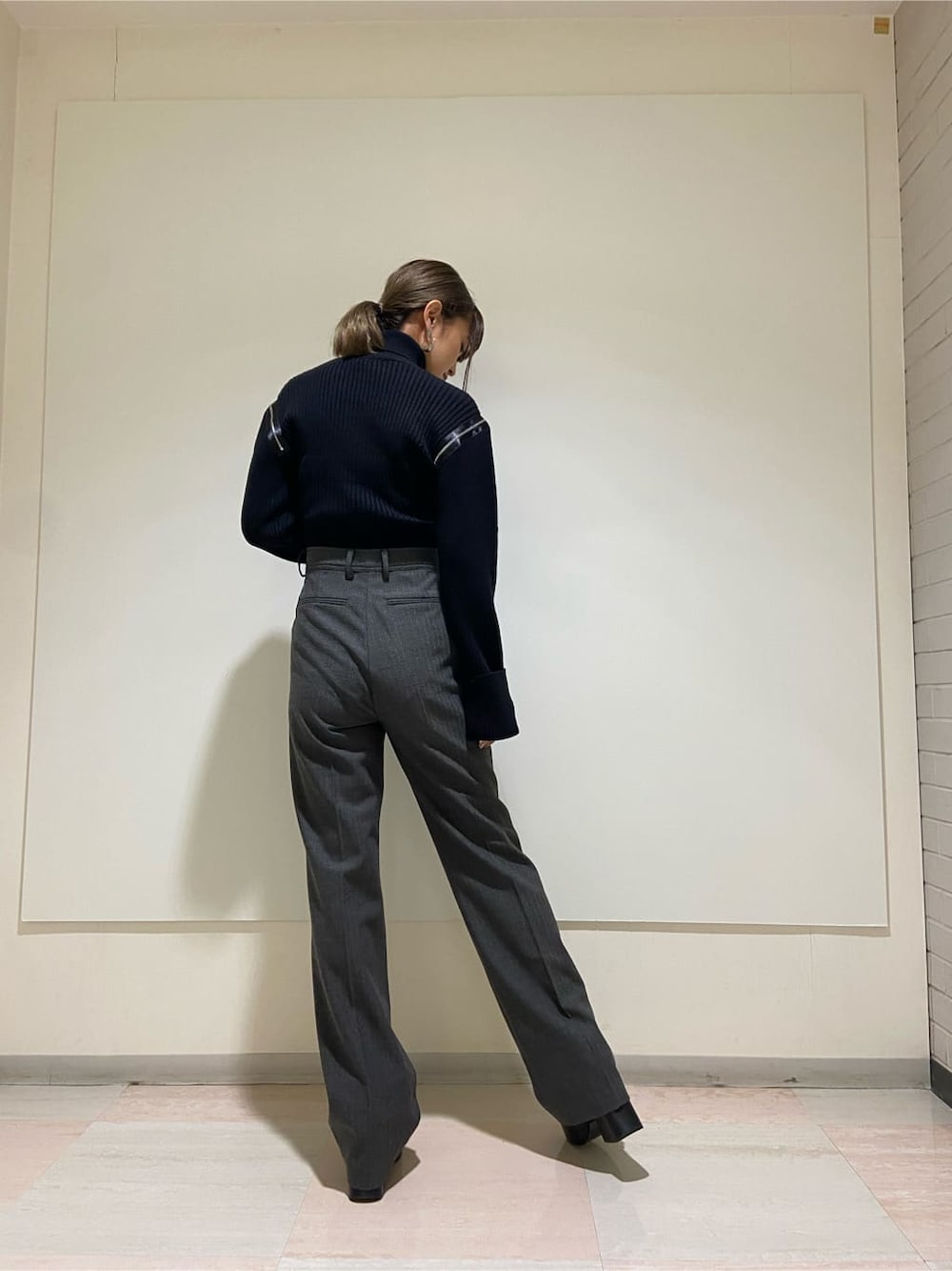 ブラック系のブーツ、グレー系のその他パンツ、ブラック系のニット/セーターを着用したレディースの冬コーディネートの2枚目の写真