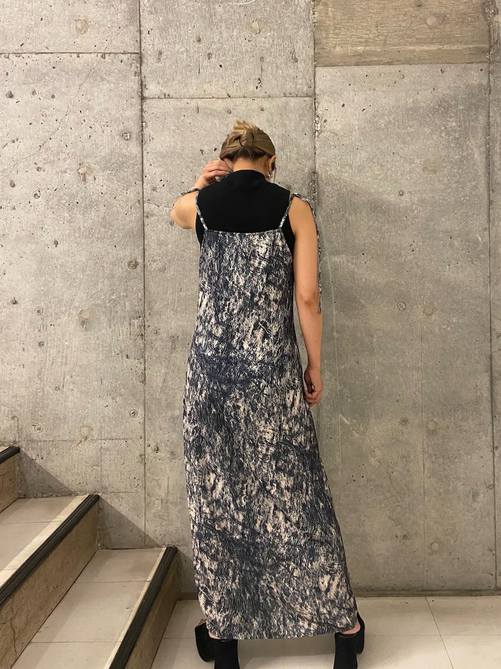 その他のワンピース、ブラック系のタンクトップ、ブラック系のサンダルを着用したレディースの夏コーディネートの3枚目の写真