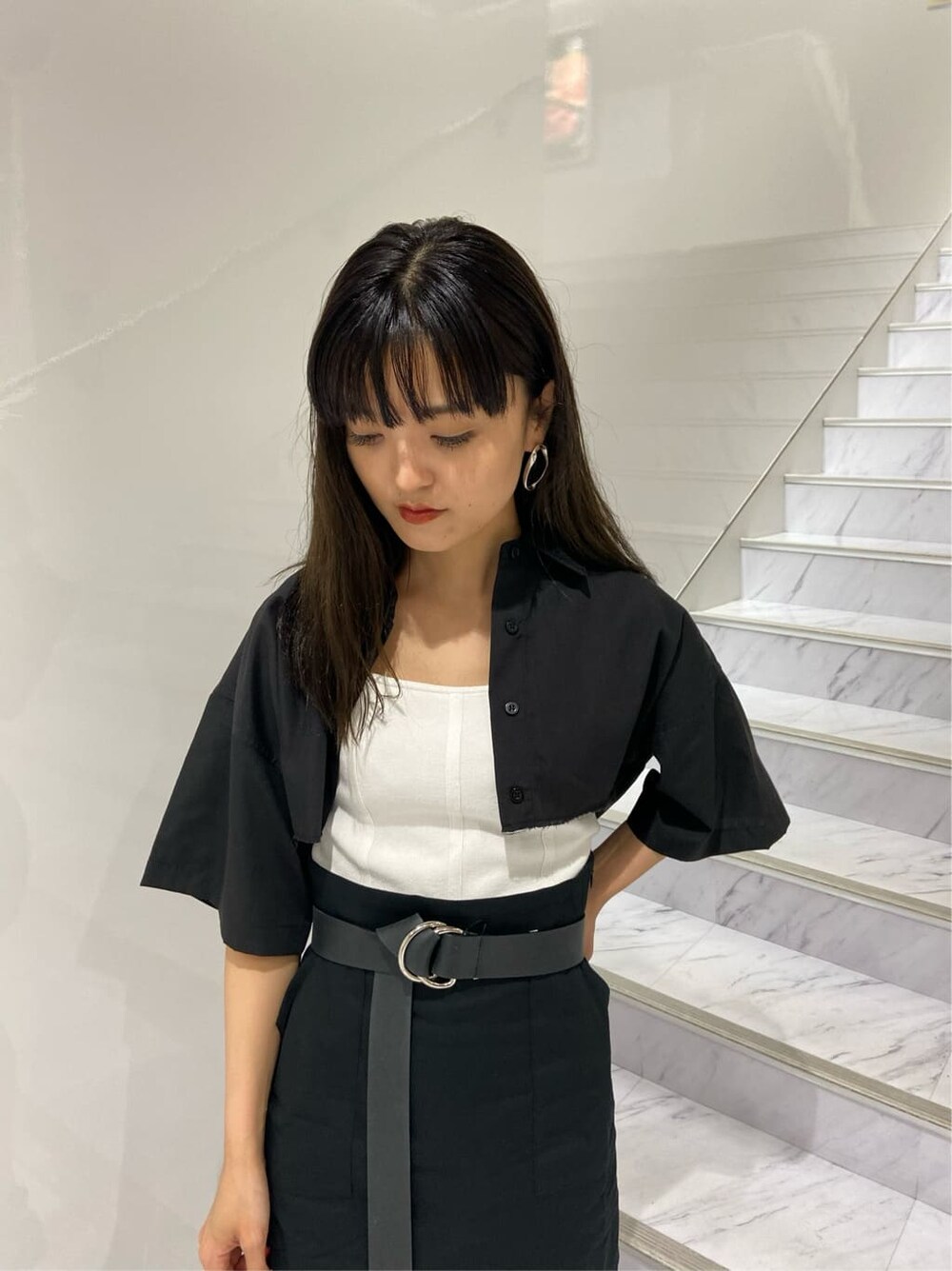 ホワイト系のタンクトップ、ブラック系のサンダル、ブラック系のシャツ/ブラウスを着用したレディースの夏コーディネートの5枚目の写真