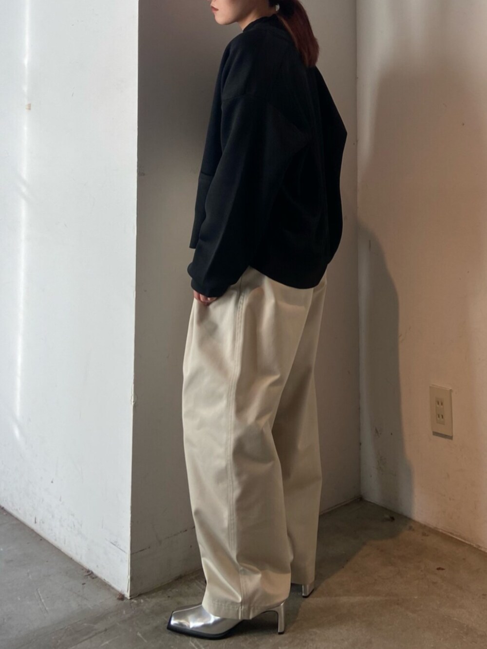 ブラック系のニット/セーター、シルバー系のサンダル、ブラック系のカーディガン/ボレロを着用したレディースの冬コーディネートの2枚目の写真