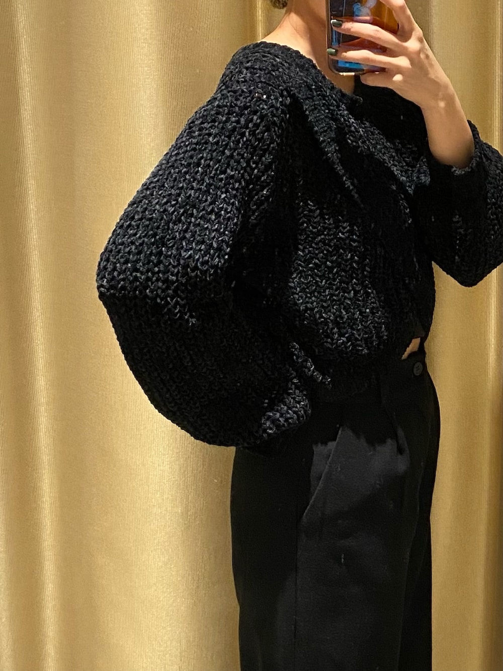 ブラック系のニット/セーター、ブラック系のその他パンツ、ホワイト系のブーツを着用したレディースの秋コーディネートの2枚目の写真