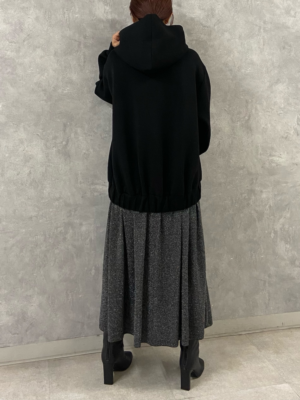 ブラック系のワンピース、ブラック系のブーツを着用したレディースの秋コーディネートの3枚目の写真