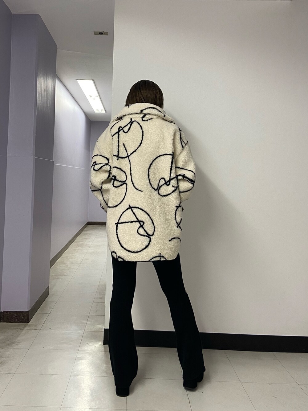 ブラック系のその他パンツ、ブラック系のブーツ、ブラック系のニット/セーターを着用したレディースの秋コーディネートの3枚目の写真