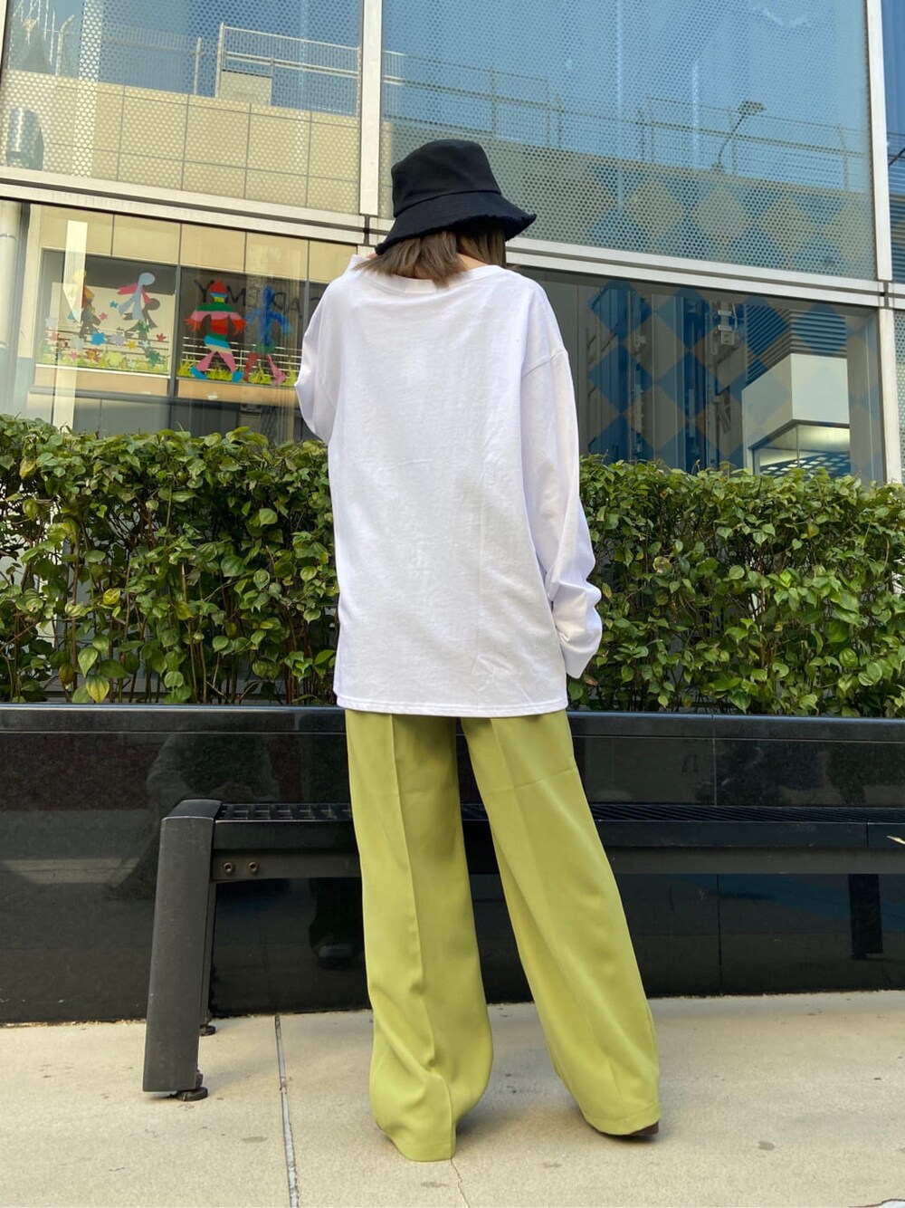 ホワイト系のローファー、ホワイト系のTシャツ/カットソー、イエロー系のその他パンツを着用したレディースの春コーディネートの4枚目の写真