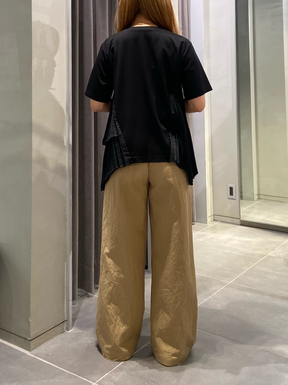 ブラック系のTシャツ/カットソー、ベージュ系のその他パンツ、ブラック系のパンプスを着用したレディースの夏コーディネートの3枚目の写真