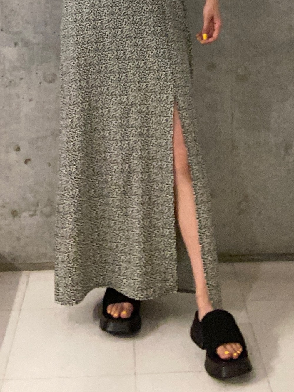 ホワイト系のシャツ/ブラウス、その他のワンピース、ブラック系のサンダルを着用したレディースの春コーディネートの5枚目の写真