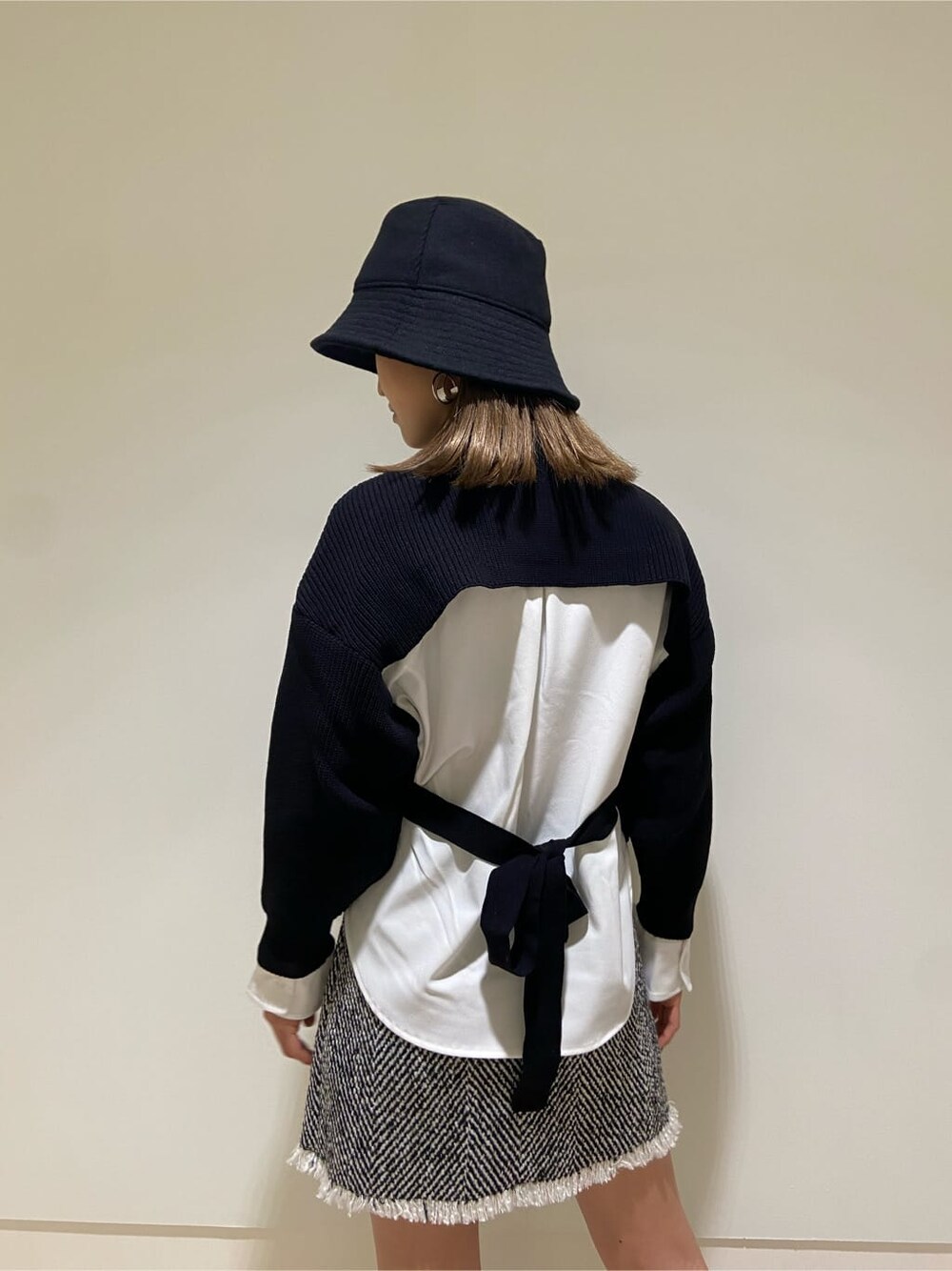 その他のスカート、ブラック系のブーツ、ブラック系のニット/セーターを着用したレディースの冬コーディネートの4枚目の写真