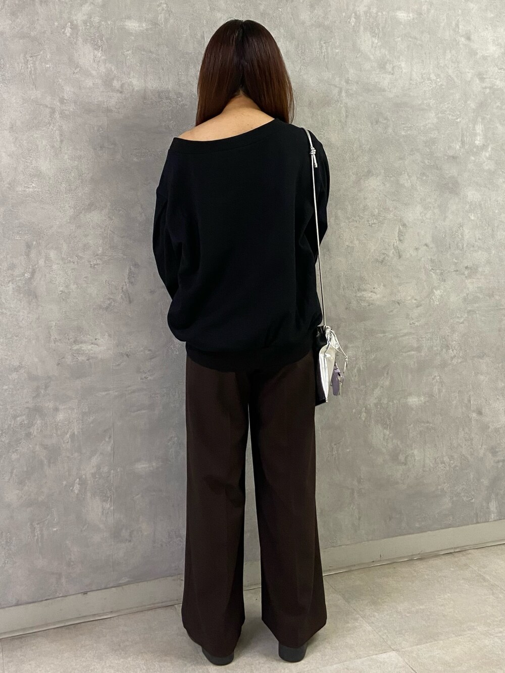 ブラック系のTシャツ/カットソー、ブラウン系のその他パンツ、シルバー系のローファーを着用したレディースの秋コーディネートの3枚目の写真