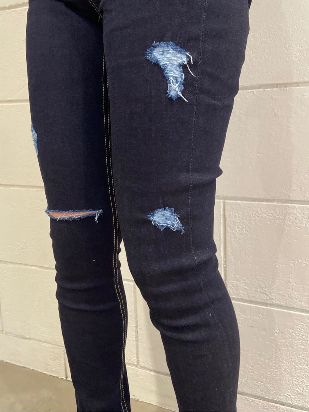 ブルー系のデニムパンツ、ブラック系のサンダル、その他のニット/セーターを着用したレディースの春コーディネートの8枚目の写真