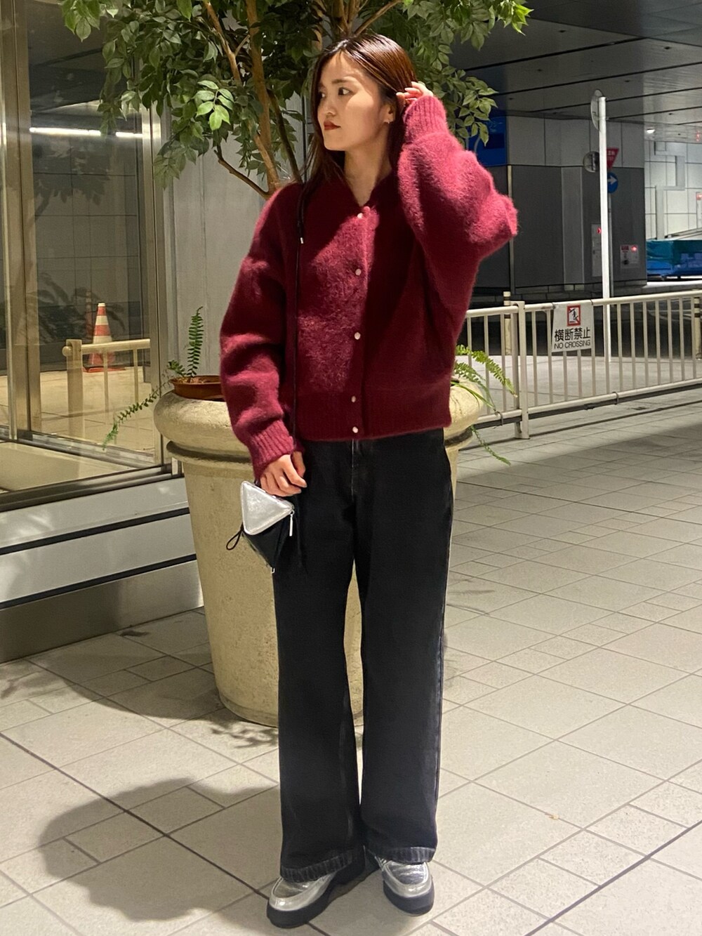 レッド系のカーディガン/ボレロ、ブラック系のデニムパンツ、シルバー系のローファーを着用したレディースの夏コーディネートの7枚目の写真