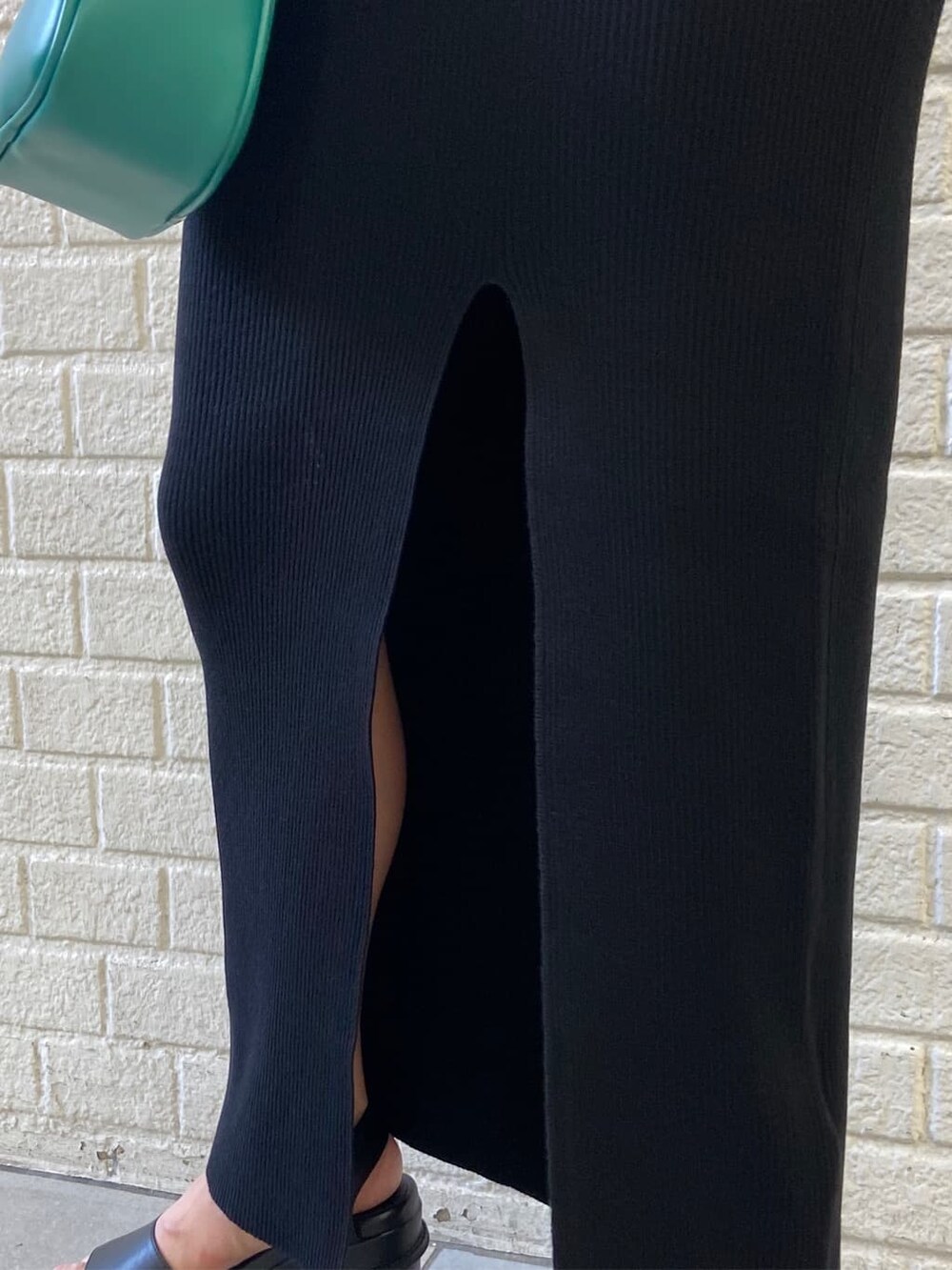 ブラック系のサンダル、ブルー系のショルダーバッグ、ブラック系のワンピースを着用したレディースの春コーディネートの6枚目の写真