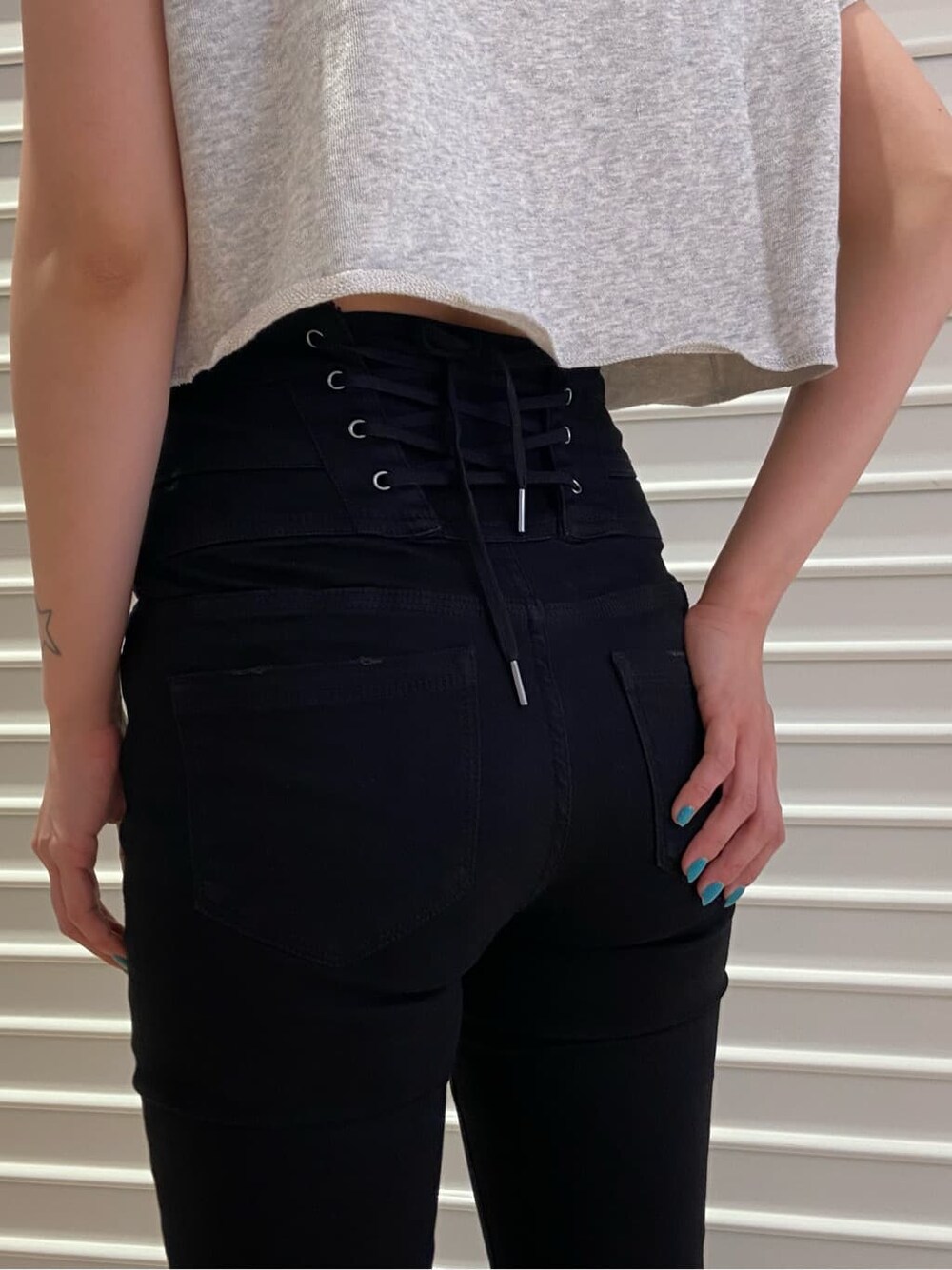 ブラック系のサンダル、ブラック系のデニムパンツ、グレー系のTシャツ/カットソーを着用したレディースの夏コーディネートの6枚目の写真