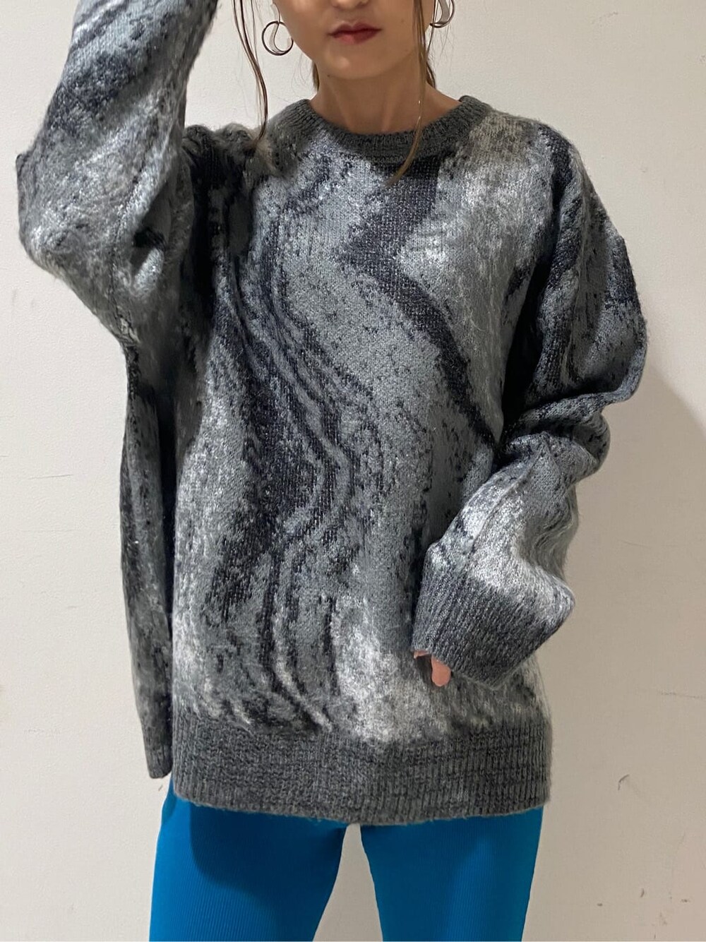 グレー系のニット/セーター、ブラック系のローファー、ブルー系のその他パンツを着用したレディースの冬コーディネートの3枚目の写真