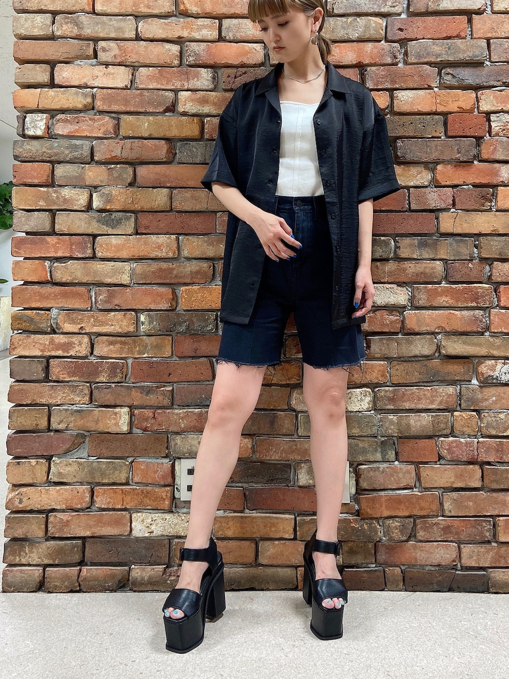 ホワイト系のタンクトップ、ブラック系のサンダル、ブラック系のシャツ/ブラウスを着用したレディースの春コーディネートの4枚目の写真