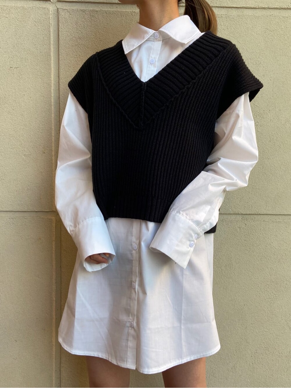 ホワイト系のシャツ/ブラウス、ブラック系のベスト、ブラック系のサンダルを着用したレディースの春コーディネートの4枚目の写真