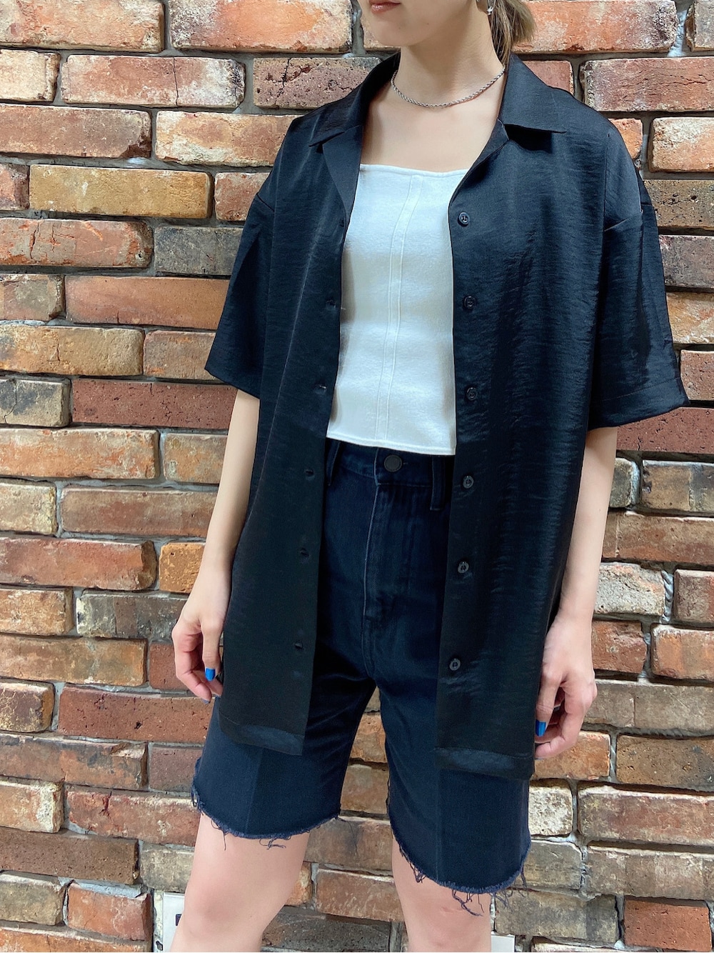 ホワイト系のタンクトップ、ブラック系のサンダル、ブラック系のシャツ/ブラウスを着用したレディースの春コーディネートの3枚目の写真