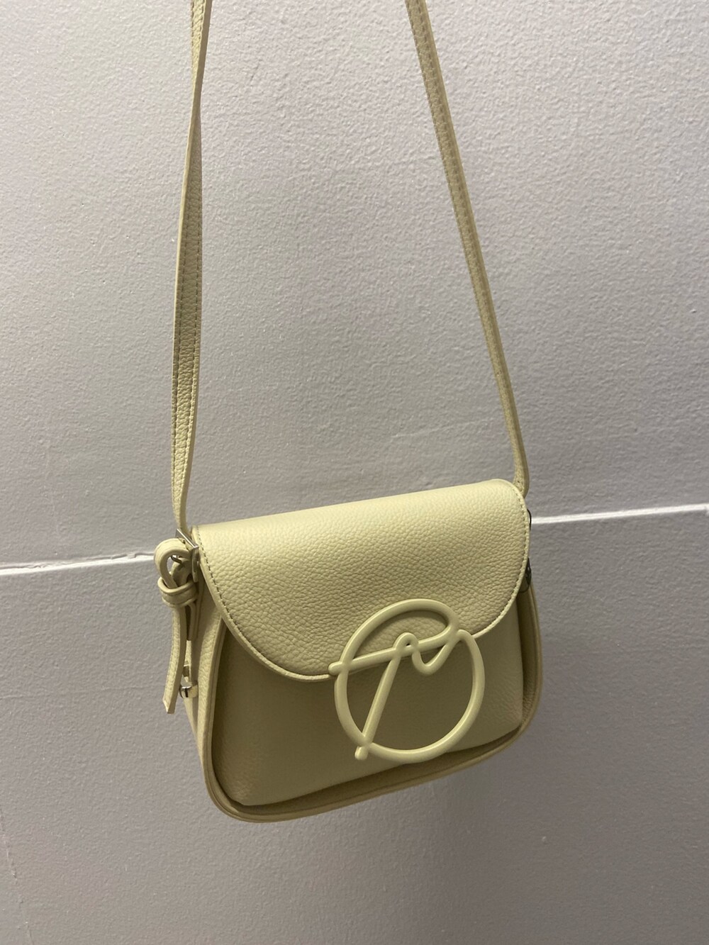 ブラック系のワンピース、ホワイト系のショルダーバッグ、ブラック系のブーツを着用したレディースの秋コーディネートの8枚目の写真