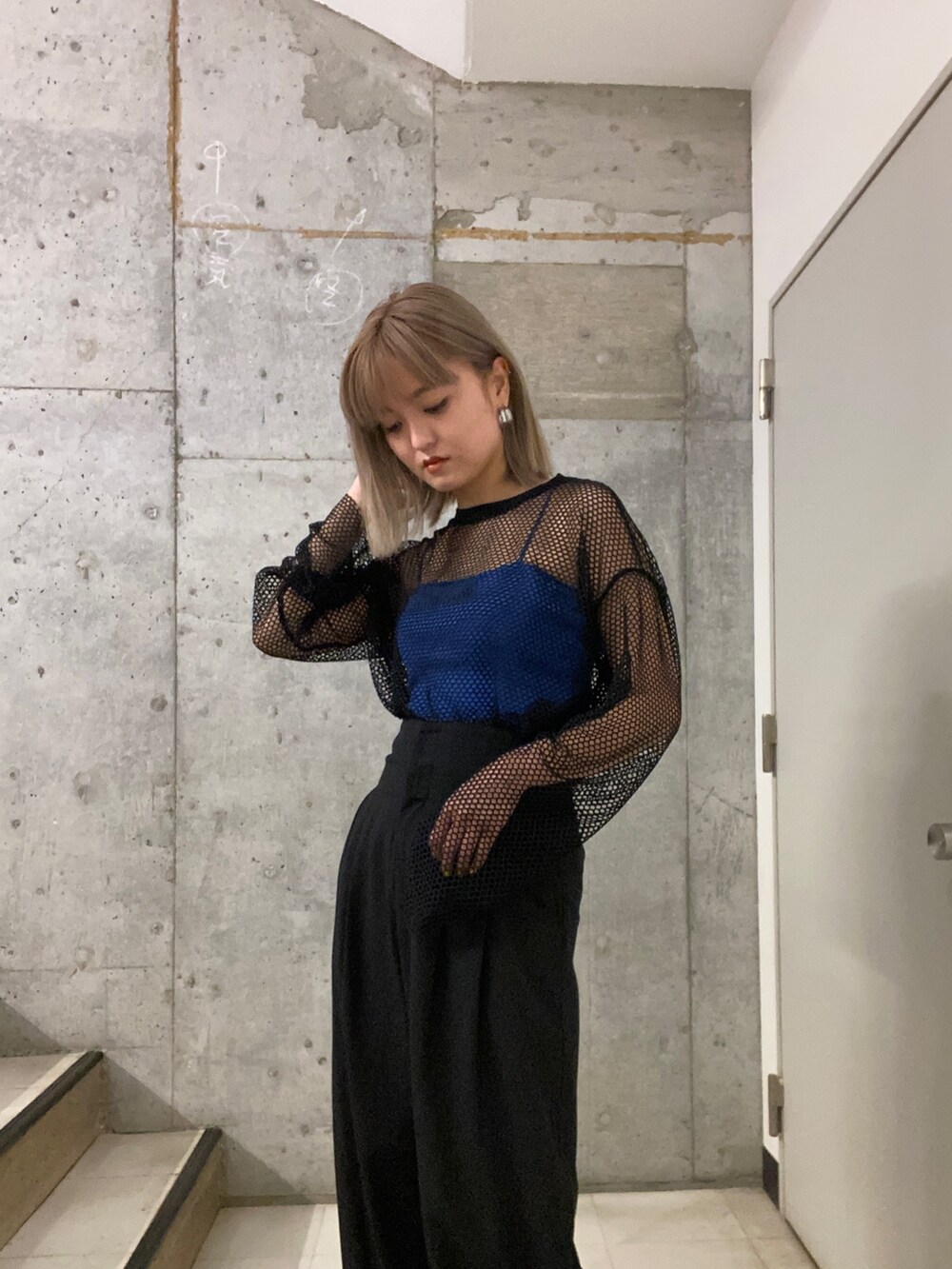 ブラック系のTシャツ/カットソー、ブルー系のキャミソール、ブラック系のその他パンツを着用したレディースの春コーディネートの4枚目の写真