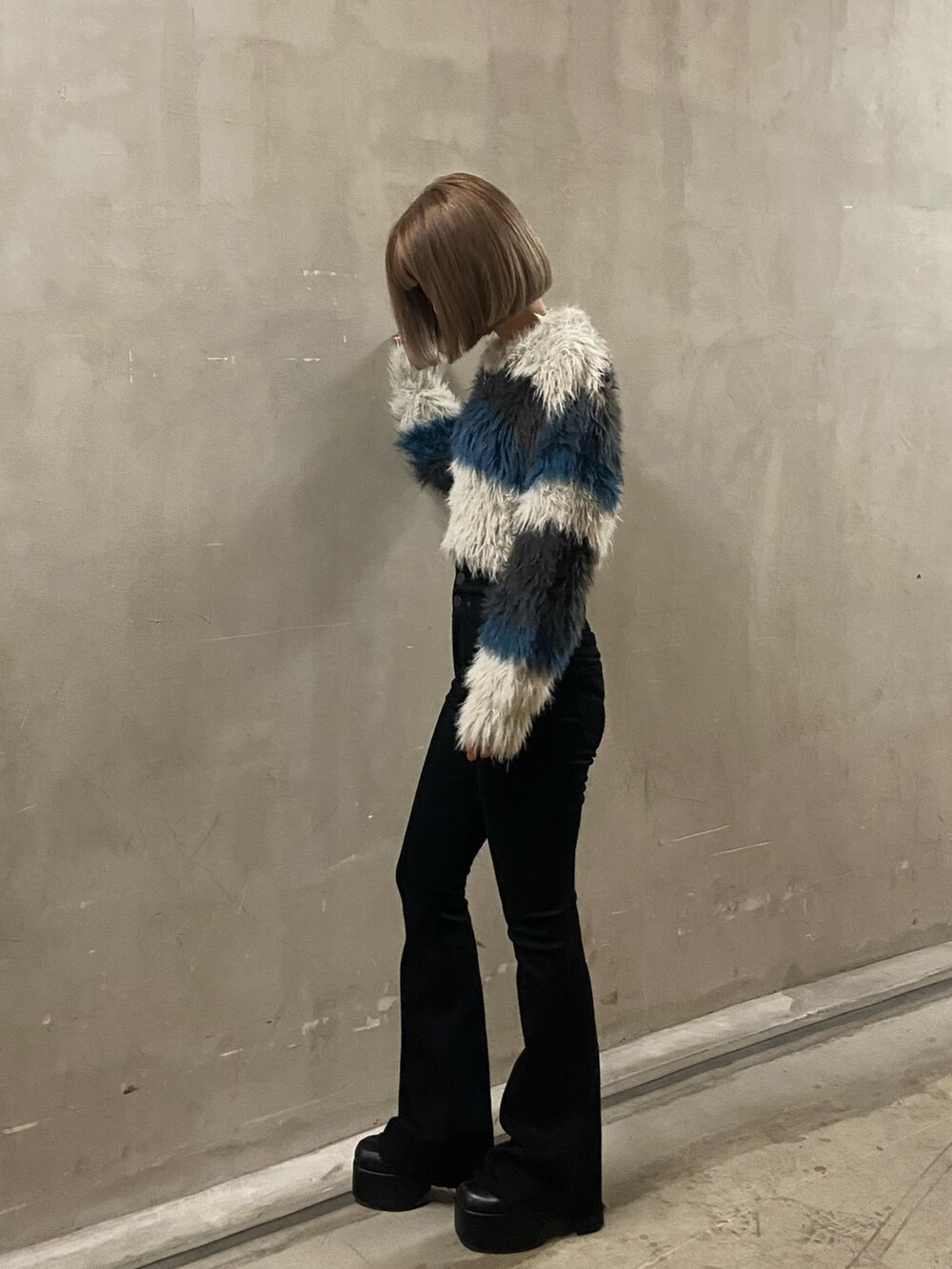 その他のニット/セーター、ブラック系のデニムパンツ、ブラック系のブーツを着用したレディースの秋コーディネートの2枚目の写真